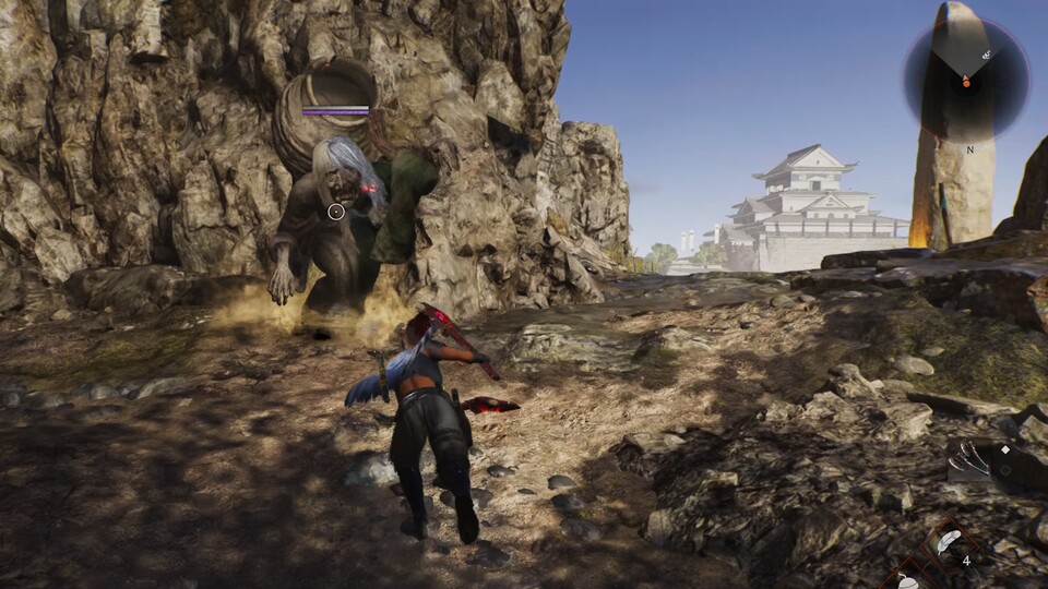 Im Ninja-Stil bezwingen wir Yokai wie diese Topf-Frau vor allem mit Geschwindigkeit. Zudem sind Schuriken und Bomben praktisch, wenn Monster uns mit großen Flächenattacken auf Distanz halten.