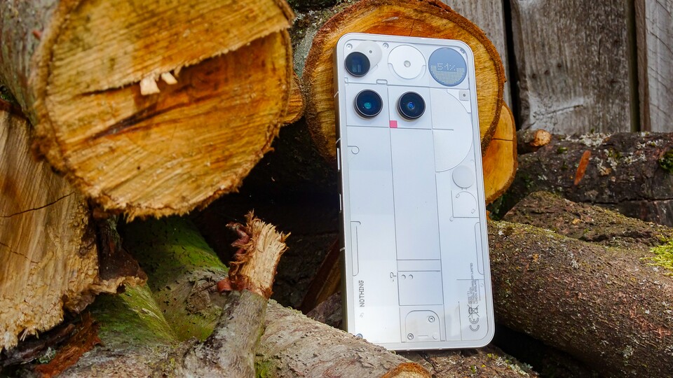 Nothing Phone (3): Die transparente Rückseite mit Glyph Matrix macht das Smartphone zum Hingucker.