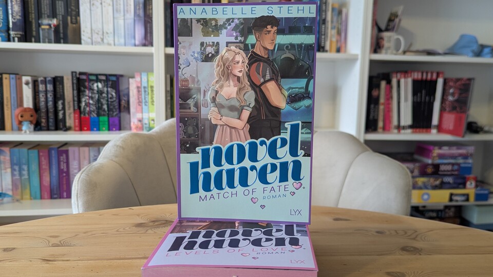 Die farbenfrohen Cover fallen in jedem Bücherregal sofort auf.