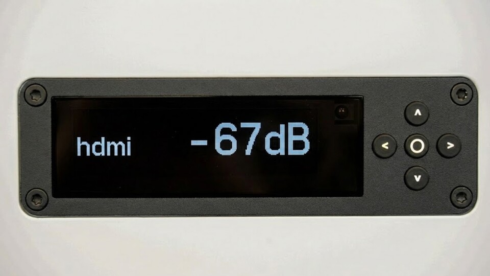 Die Soundbar könnt ihr per Handy, an der Soundbar direkt oder mit der mitgelieferten Fernbedienung steuern.