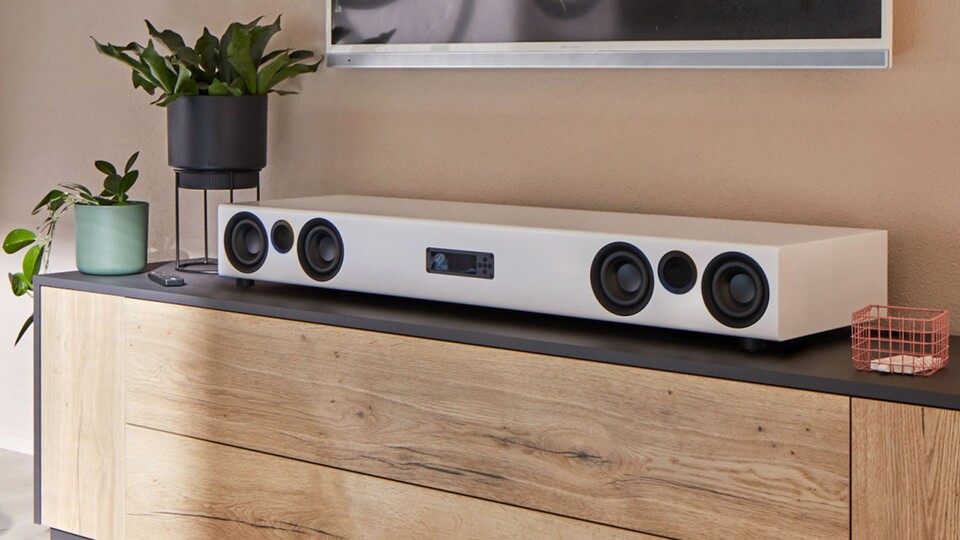 Die Soundbar ist wirklich ein Fels, aber dennoch sieht sie wirklich edel und clean aus. Eine magnetische Blende ist bei jeder Soundbar von Nubert mit dabei.