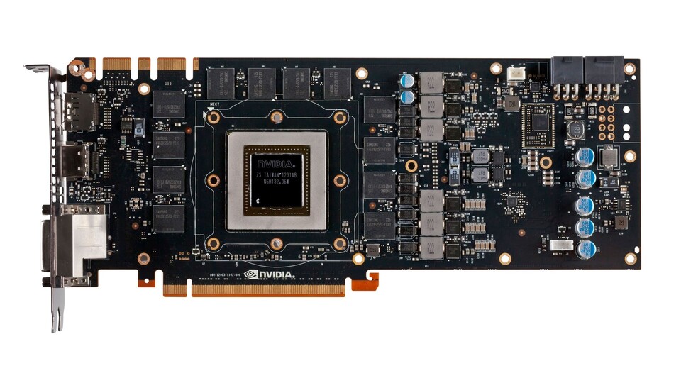 Selbst Nvidias Geforce GTX Titan nutzt für ihre insgesamt 6,0 GByte GDDR5-RAM nur 256-MByte-Chips (hier arrangiert in drei Vierergruppen um den zentralen Grafikchip). Die PS4 benötigt dagegen insgesamt sechzehn der noch sehr seltenen 512-MByte-Chips.