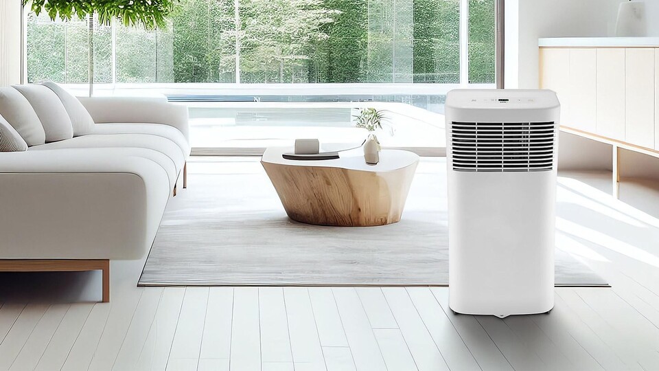 Eine mobile Klimaanlage lässt sich einfach in ein Zimmer rollen. Nach nur wenigen Minuten ist das Zimmer spürbar kühler.
