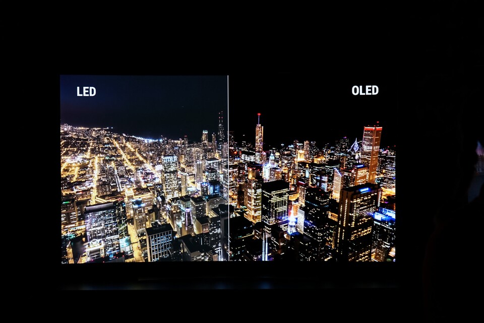 OLED vs. LED: Das satte Schwarz der OLED-Fernseher ist auch im heimischen Wohnzimmer gut zu erkennen.