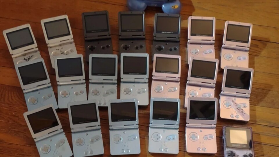 20 Game Boys und mehr: Ein Enkel staunt nicht schlecht über die kuriose Sammlung seiner Großmutter.