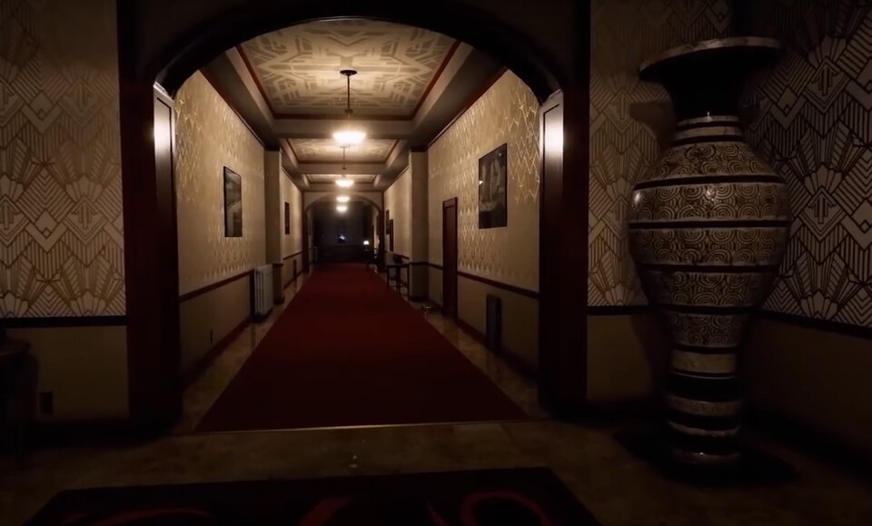 Der Trailer zeigt unter anderem lange unheimliche Gänge, die vermutlich zu einem Hotel gehören. 