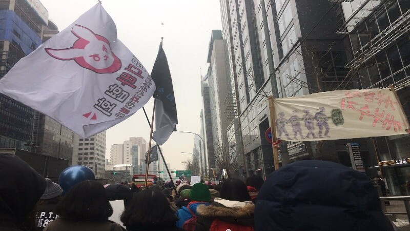 Das Symbol der Overwatch-Heldin D.Va tauchte auch auf dem Women's March in Seoul auf.