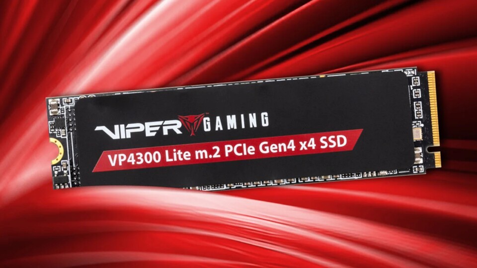 Auf der Patriot Viper VP4300 Lite PS5-SSD liegt ein dünnes Metallplättchen zur Wärmeableitung auf, einen richtigen Heatsink, der viel Hitze aufnehmen kann, gibt es aber nicht.