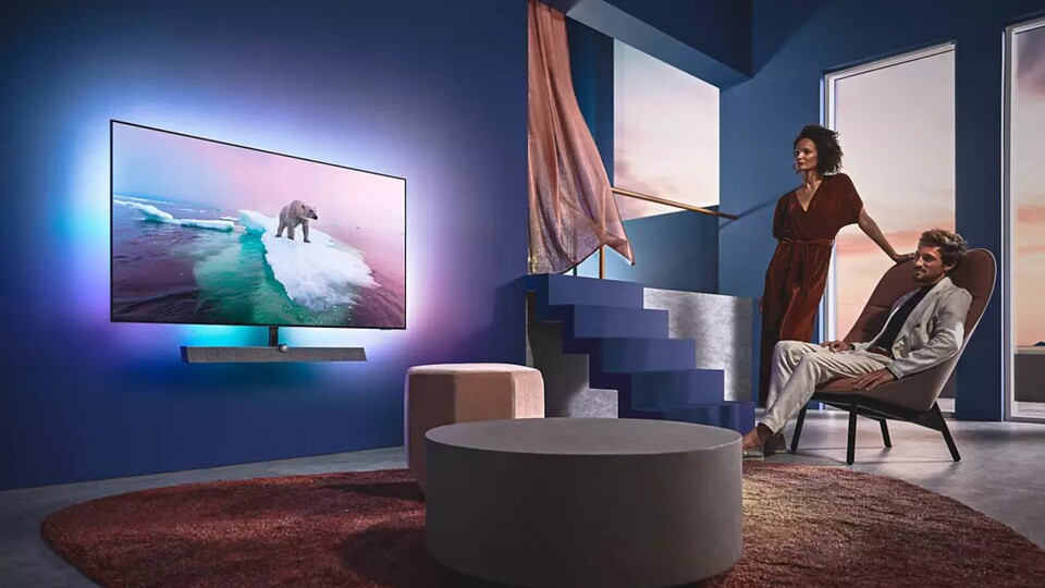 Das Ambilight-Feature der Philips OLED-TVs sorgt für eine stimmungsvolle Beleuchtung des Raums.