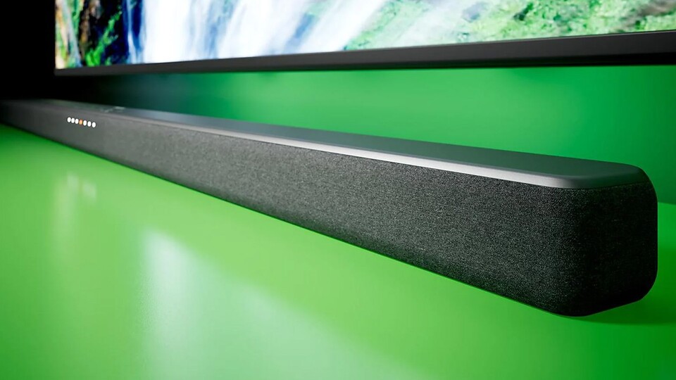 Dank des schmalen Designs passt die Soundbar von Philips unter so gut wie jeden TV.
