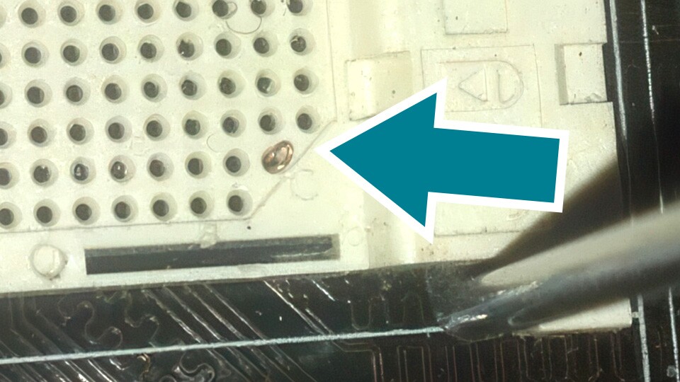 Mit solch einer Kupfer-Schlaufe kann der Kontakt im Notfall überbrückt werden. (Bildquelle: Belial Overclock.net)