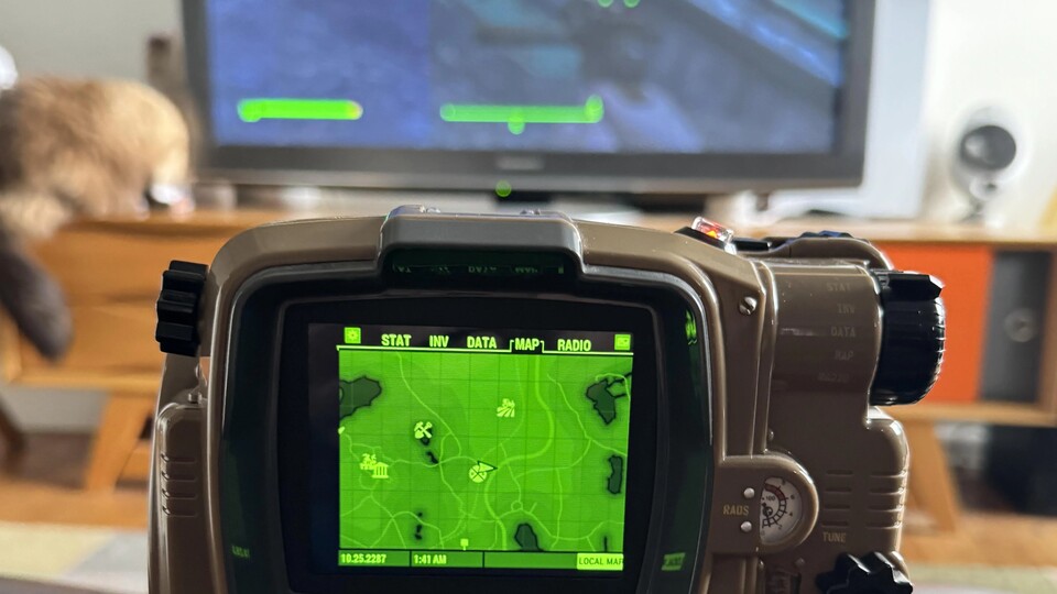 So cool kann der Original-Pip Boy in Kombination mit Fallout 4 auf der PS5 aussehen (Bild: reddit.comuserAusGeno)