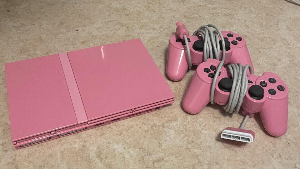 Die pinke PS2 Slim kam zum Ende des Lebenszyklus der Konsole heraus und genießt dank ihrer besonderen Farbe eine große Beliebtheit. (Bild: Reddit Loud_Assistant_3055)