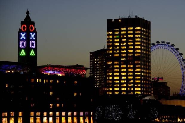 Der OXO-Tower in London: Zum Nordamerika-Launch der PlayStation 4 hat sich Sony eine recht aufwendige Promo-Aktion einfallen lassen.