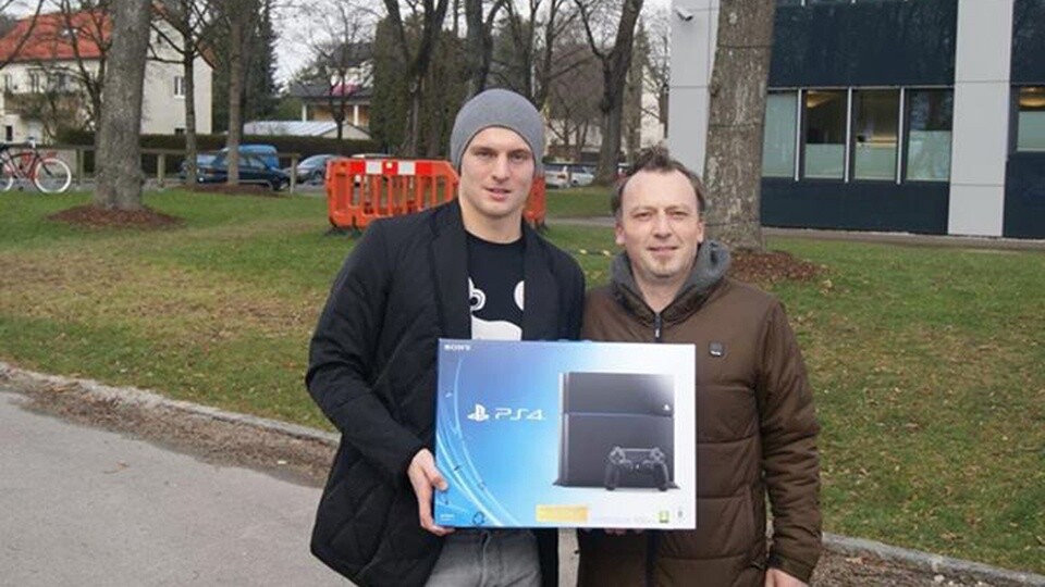 Sony überreicht Toni Kroos eine PlayStation 4.