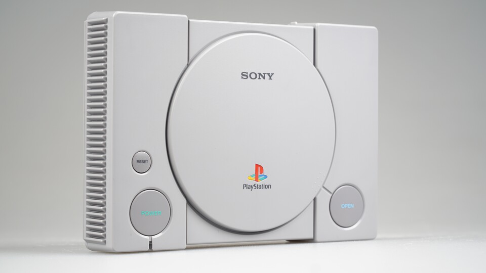 Neben den Power- und Reset-Tasten hat auch die Open-Taste (rechts) eine Funktion: Mit ihr wechselt ihr während Spielen wie Final Fantasy 7 die virtuelle Disc.