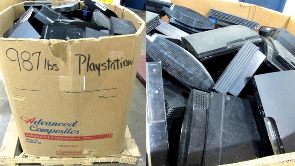 PlayStation-Konsolen werden mittlerweile tatsächlich kilo- und haufenweise verkauft (Foto: Goodwill).