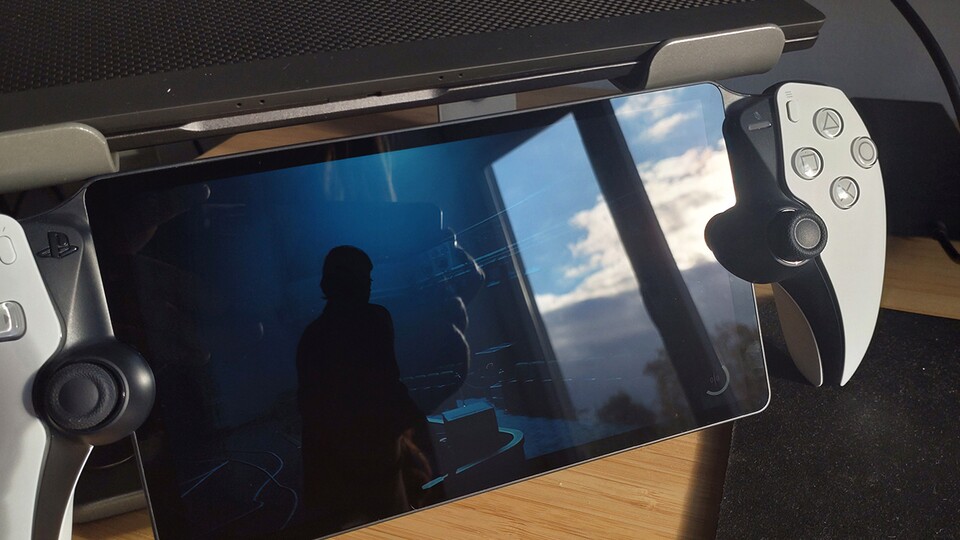 Dass hier gerade Alan Wake 2 läuft, ist kaum zu erkennen – das Fenster im Hintergrund dafür umso besser.
