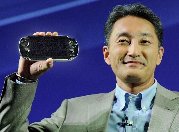 Kazuo Hirai, CEO von Sony, mit dem Sorgenkind PS Vita: Die Verkaufszahlen sind enttäuschend.