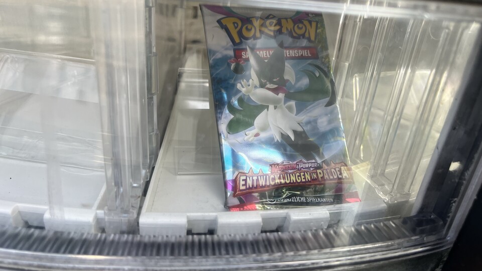 Diese Entwicklungen-in-Paldea-Packung könnte unten zufällig gefaltet sein, doch ohne Blick auf die Rückseite wissen wir nicht, ob sie nicht vielleicht geöffnet und wieder verschlossen wurde.