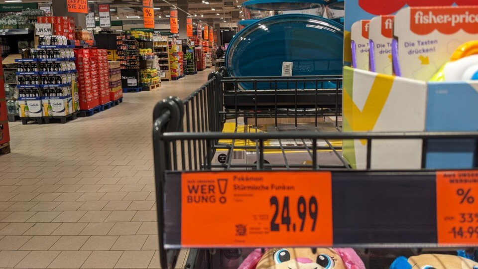 Diesen Anblick sehen wahrscheinlich viele: ein Aktionspreisschild für Pokémon-Karten, aber die Bundles sind schon vergriffen.