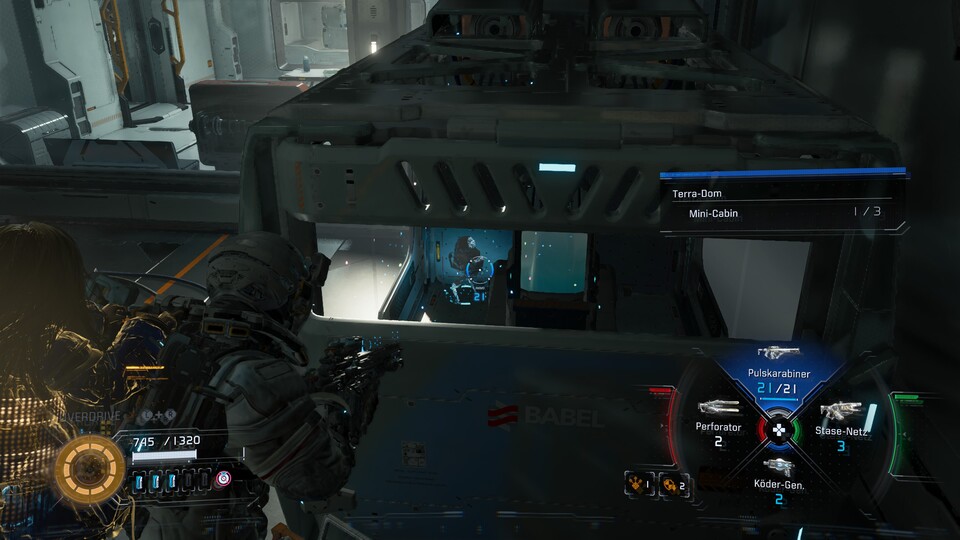 Ihr trefft die Figur nur durch die Spalte an der Seite der Kiste.