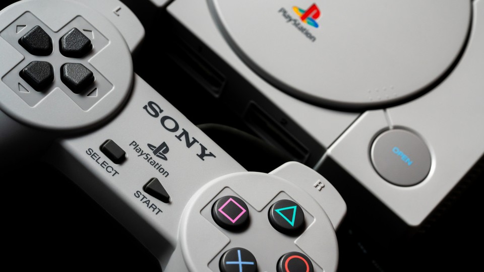 Als Sony die erste PlayStation auf den Markt brachte, hieß die noch nicht PS1 und hatte keine Analogsticks.