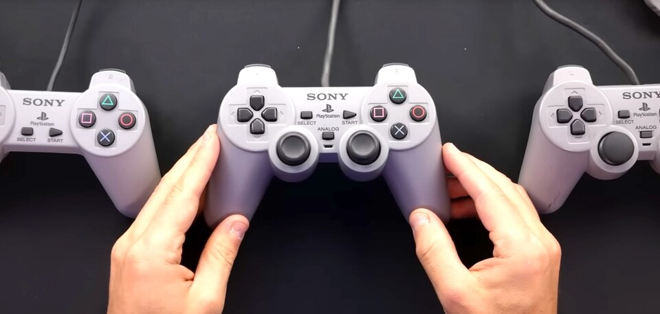 Der Dual Analog ist auffällig größer als das Standard-Pad und der DualShock. (Bildquelle: Youtube Spawn Wave)