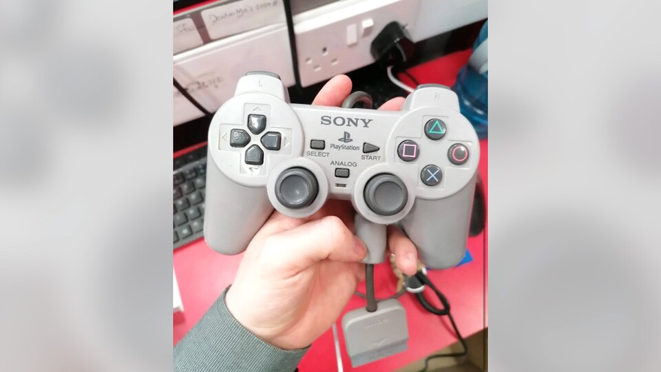 Sieht dem DualShock zum Verwechseln ähnlich, ist aber gar keiner – der Dual Analog-Controller von Sony. (Bildquelle: Reddit PSXor1)