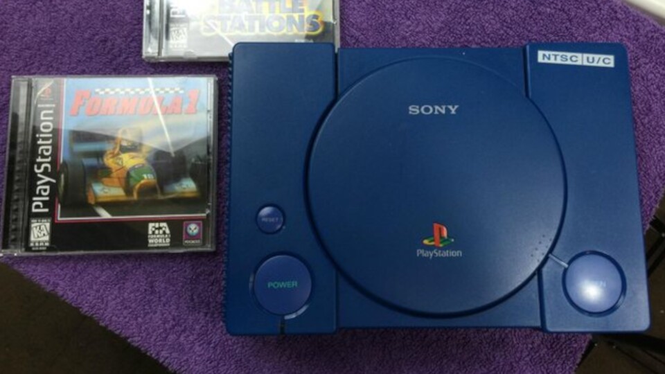 So sieht das blaue Modell der PS1 aus (Bildquelle: BnGamesReviews)