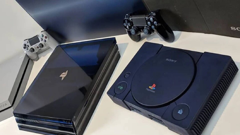 Hier seht ihr die beiden Versionen der PS1 und der PS4 Pro in Mitternachtsblau. Bild: retro.gamer.guy @instagram