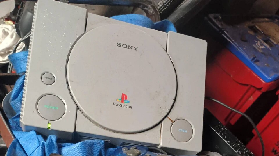 Optisch hat die PS1 wohl schon bessere Tage gesehen. (Bild: koochiekoo auf Reddit)