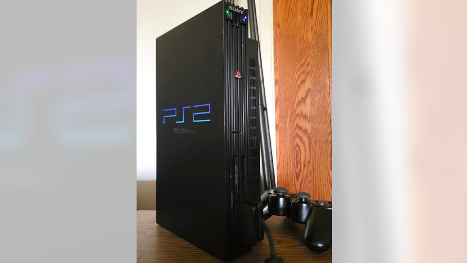 Als wäre nichts gewesen – diese PS2 sollte im Müll landen, jetzt merkt man ihr kaum noch an, dass sie für den Schrott bestimmt war. (Reddit HashStash)