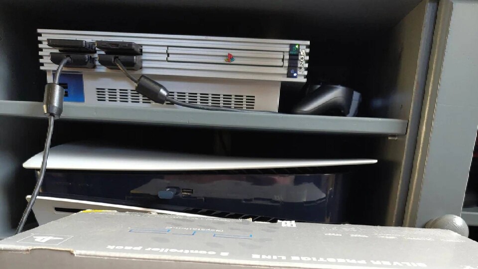 Die PS2 macht auch über der PS5 eine gute Figur. (Bild: Potential-Sleep-813 auf Reddit)
