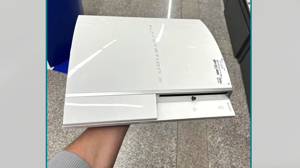 Diese weiße PS3 gab es nur in Japan. (Bildquelle: zizouomar Reddit)