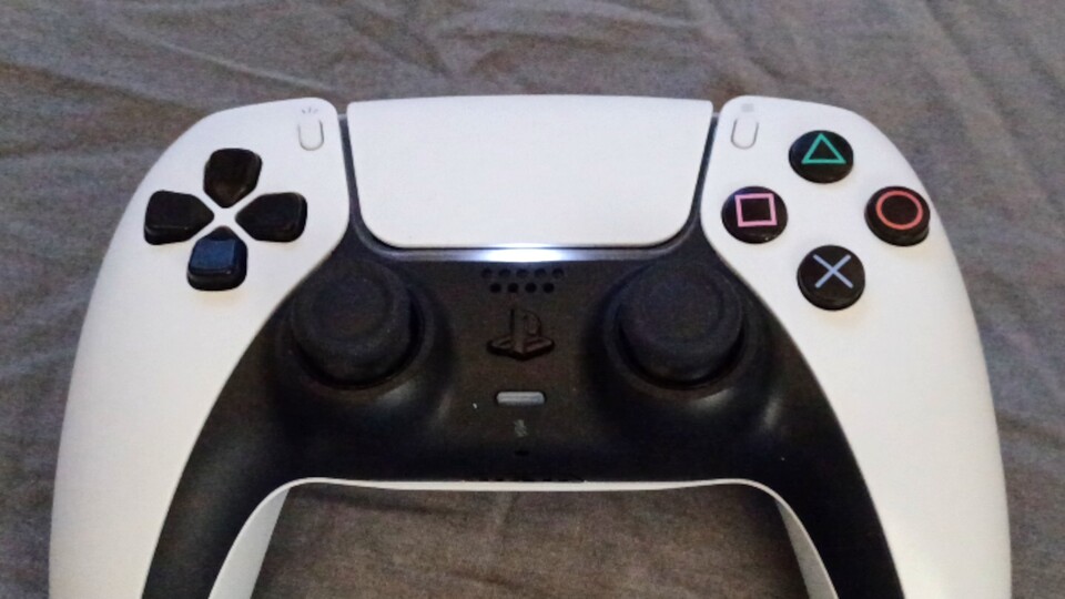 So sieht der PS5-DualSense-Controller mit den farbigen Knöpfen des DualShock 4 aus (Bild: reddit.comuserinternerdt).