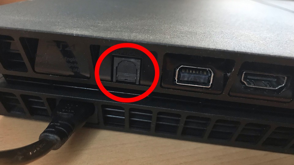 Eine Option weniger: Der optische Anschluss (hier bei der PS4) fällt bei der PS5 offenbar weg. 