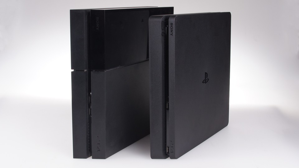 Neben kompakteren Abmessungen hat die neue PS4 Slim auch ein geringeres Gewicht zu bieten, außerdem verzichtet Sony bei der kleinen PlayStation 4 weitgehend auf glänzende Oberflächen.