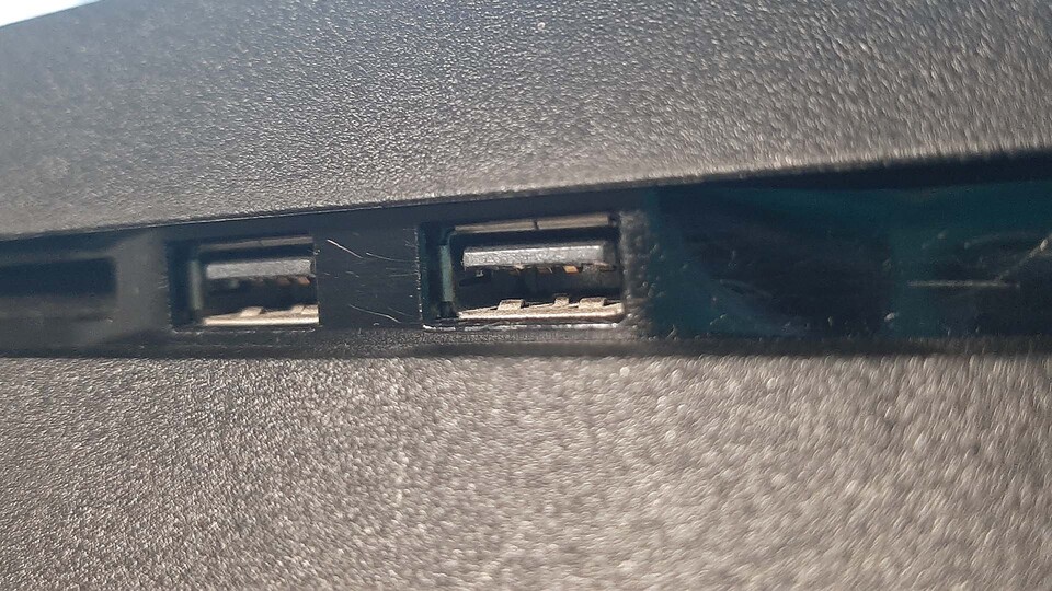 Bei der PS4 hat sich Sony zwar grundsätzlich an die Vorgabe gehalten, Schwarz zu nehmen, bei Lichteinfall wirken die USB-Steckplätze aber eher wie Anthrazit.