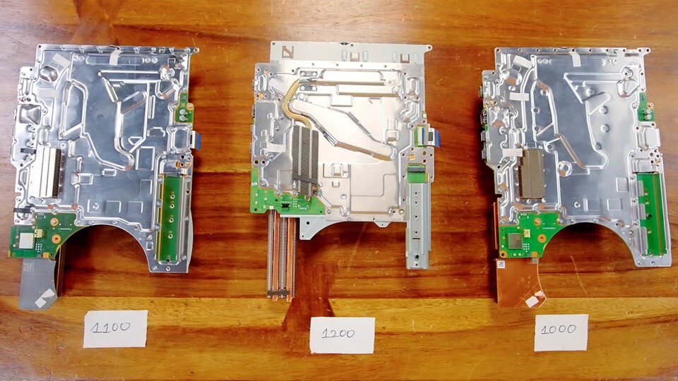 Die Platine der aktuellen PS5 ist deutlich kleiner als bei vorherigen Versionen, kommt mit einem leichteren Kühler aus und verbraucht weniger Energie. (Bildquelle: Austin Evans Youtube)