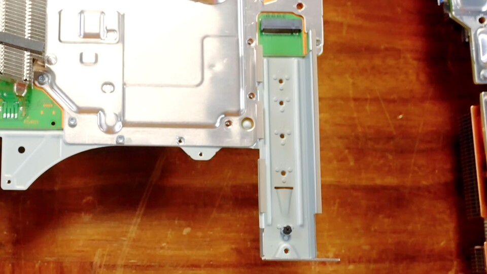 Eine SSD-Erweiterung wird nun nicht mehr direkt auf die Platine der PS5, sondern in die Metallummantelung des Mainboards geschraubt. (Bildquelle: Austin Evans)