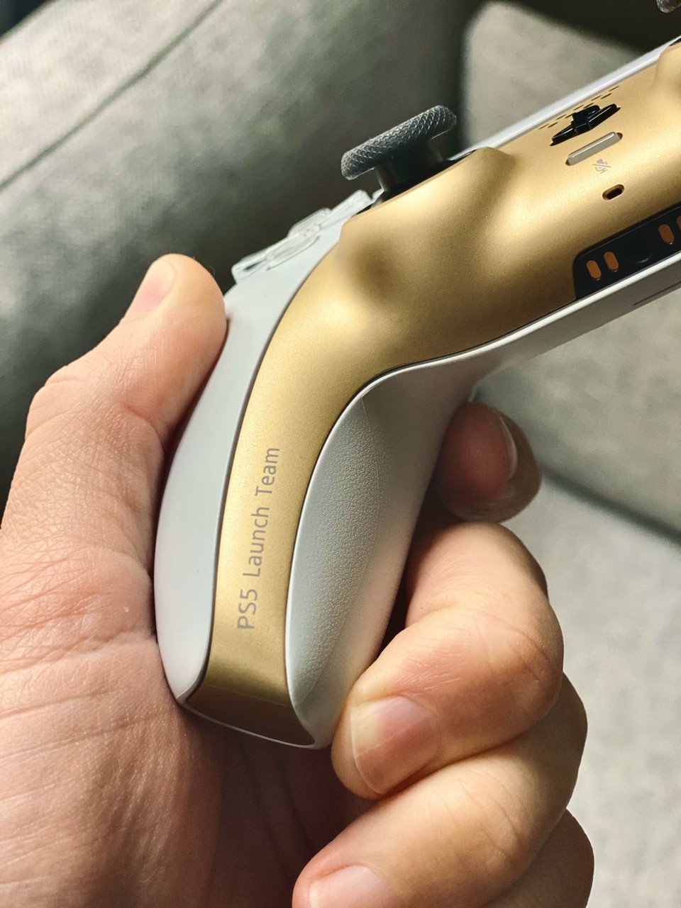 So sieht der PS5-Controller DualSense in schickem Gold-Look aus (Bild: Joey Rabbit auf LinkedIn).