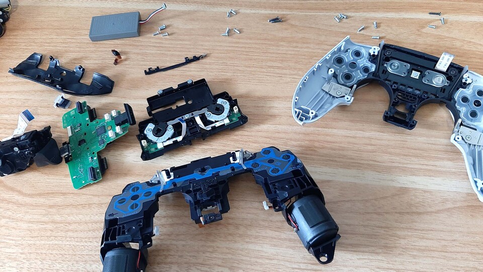 So sieht der DualSense Edge auseinandergebaut aus – ein ganz schönes Puzzle also, bei dem ich noch nicht einmal alle Einzelstücke auf das Bild bekommen habe.