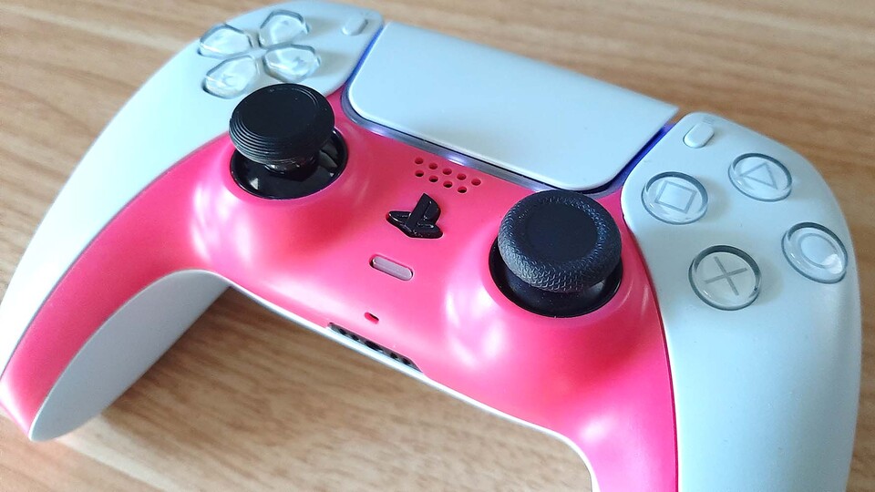 Nachdem wir fünf Sekunden die PlayStation und die Kreuz-Taste gedrückt haben, leuchten die drei LEDs auf und signalisieren den dritten Slot.