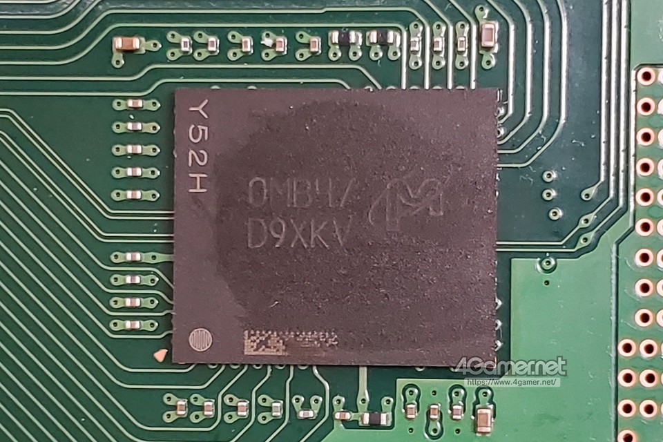 Ein Speicher-Chip von Micron in der PS5. (Bild: 4Gamer)