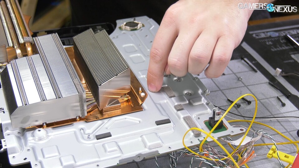 An der Stelle, an der sich der Finger befindet, wurde der heißeste RAM-Chip mit 94 °C gemessen - nur wenige Millimeter von der Kupferplatte des APU-Kühlers entfernt. (Bildquelle: Gamers Nexus)