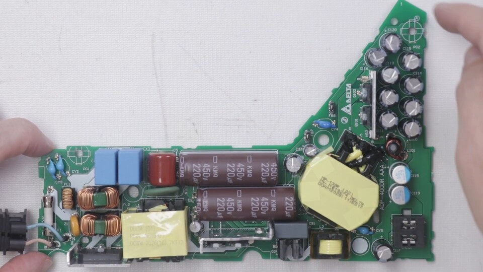 So sieht das PS5-Netzteil von innen aus: Jede Menge Kondensatoren und Spulen können für elektrische Vibrationen sorgen.