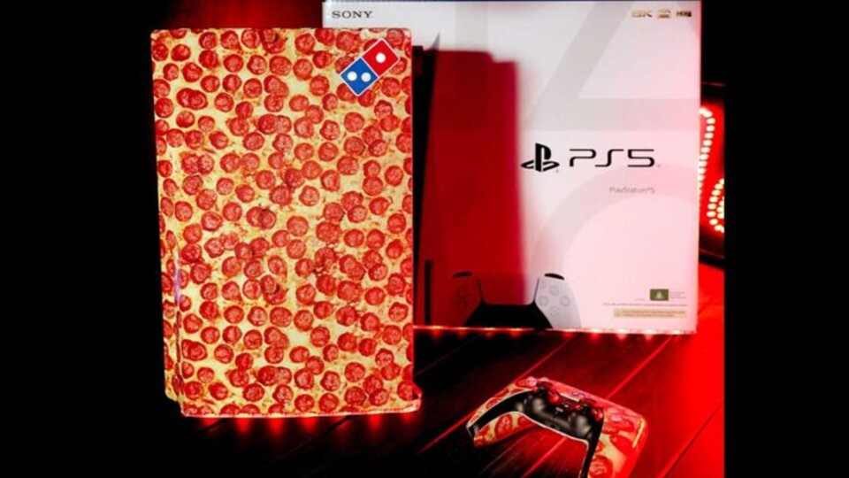 PS5 mit Salami-Skin von Domino's.