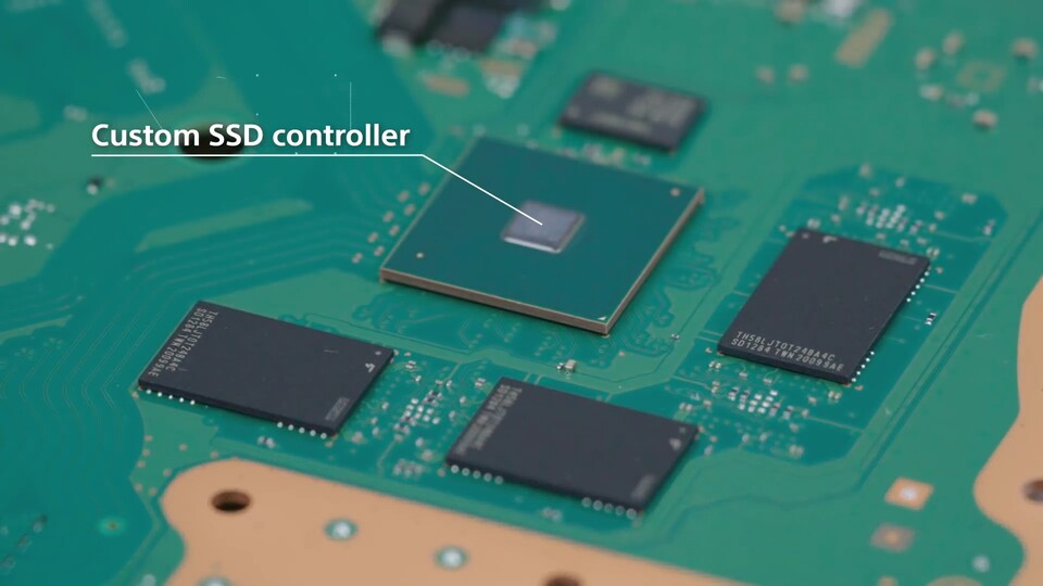 Im Teardown-Video erkennt man die Modellnummer der SSD-Chips, die uns zu Toshiba führt.