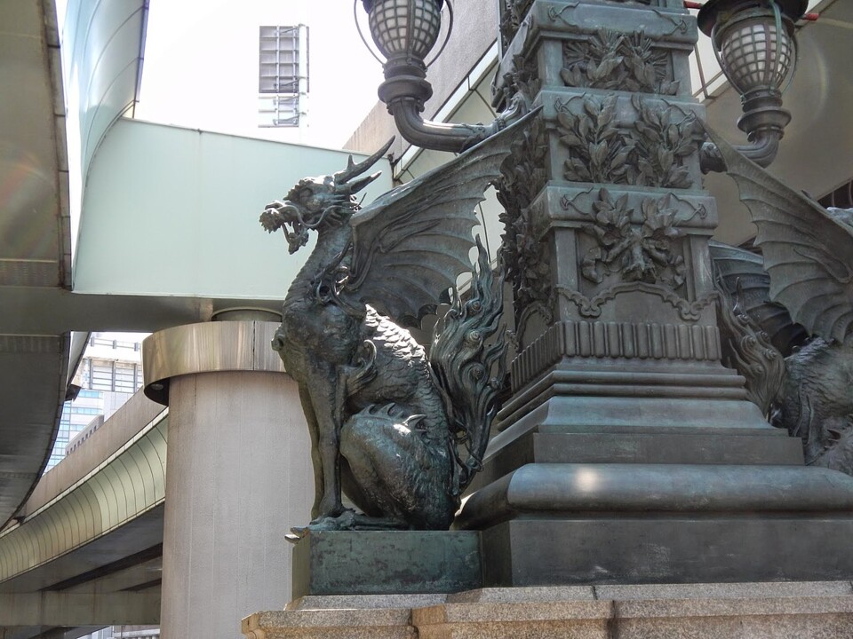 Eine geflügelte QilinKirin-Statue in Tokyo, Japan.